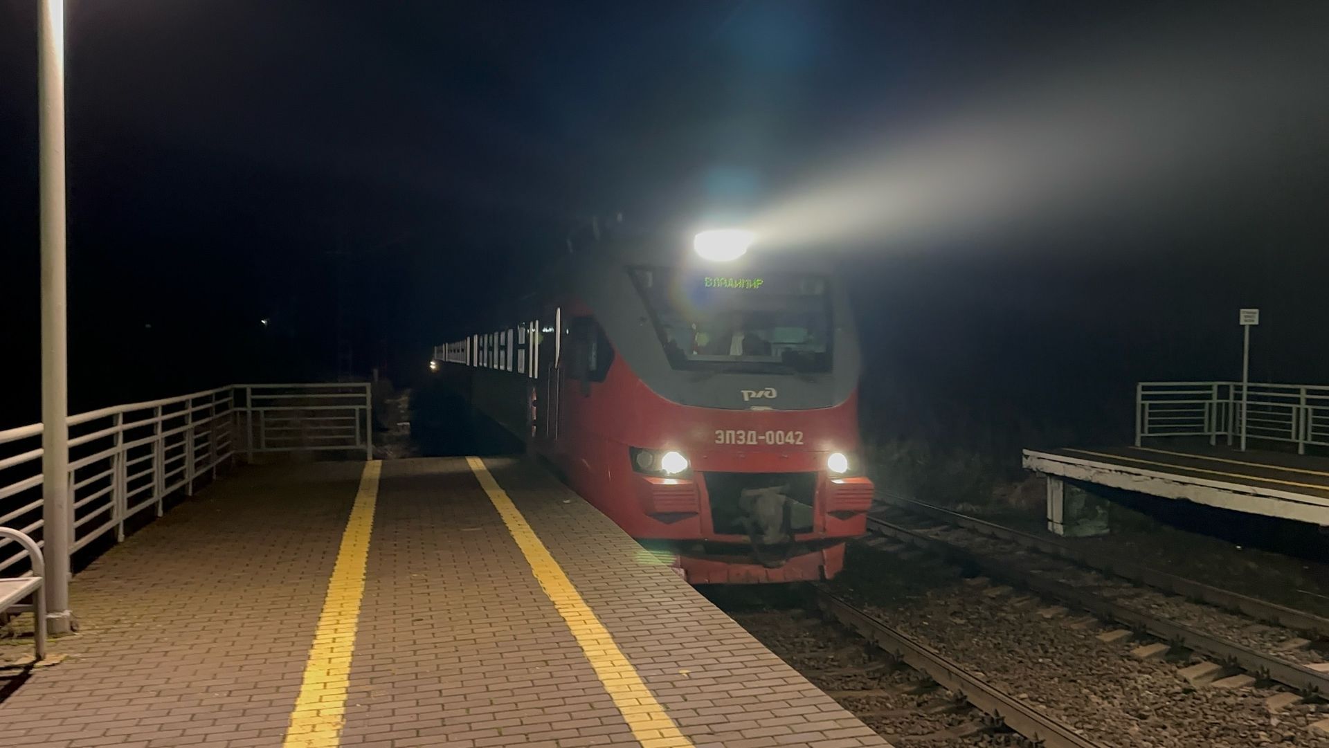 Электропоезд ЭП3Д-0042 на пл.Гостюхинский карьер, декабрь 2025 года смотреть онлайн