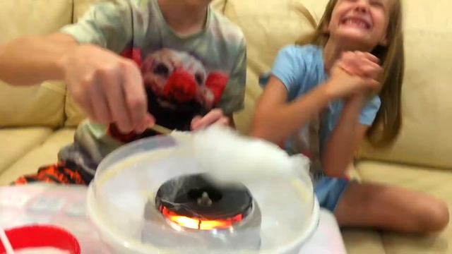 Милана и Никита делают сахарную вату/Miss Milana Vlog смотреть онлайн