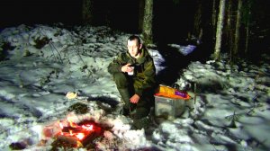 Один в тайге! Чуть не провалился под лед! Раскопал стан лесорубов!