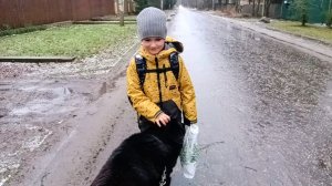 "Жизнь на пенсии".. Дождь идёт, а мы пошли встречать внука.