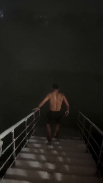 Усман Нурмагомедов после сауны ныряет в холодную реку смотреть онлайн