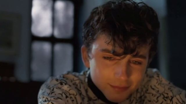 Мальчик мучает часы