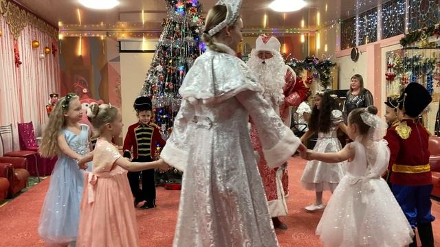 Игра "Ходит Дедушка Мороз" ( О.Воеводина) Группа №6 "Искорки" смотреть онлайн