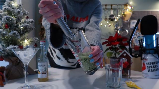 МАТЧА на МИНДАЛЬНОМ молоке с сиропом со вкусом ПИНА КО смотреть онлайн