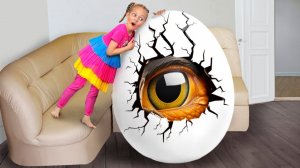 Майя играет дома с яйцом дракона