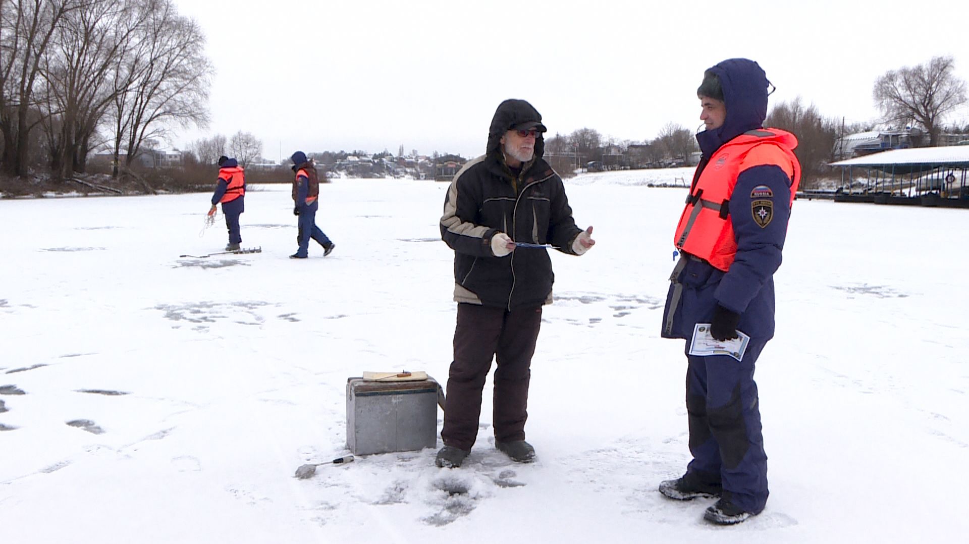 Инспекторы ГИМС провели рейд по безопасности на льду смотреть онлайн