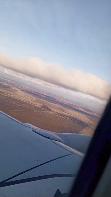 Зима наступает! Под крылом самолета темные волны Волги... смотреть онлайн