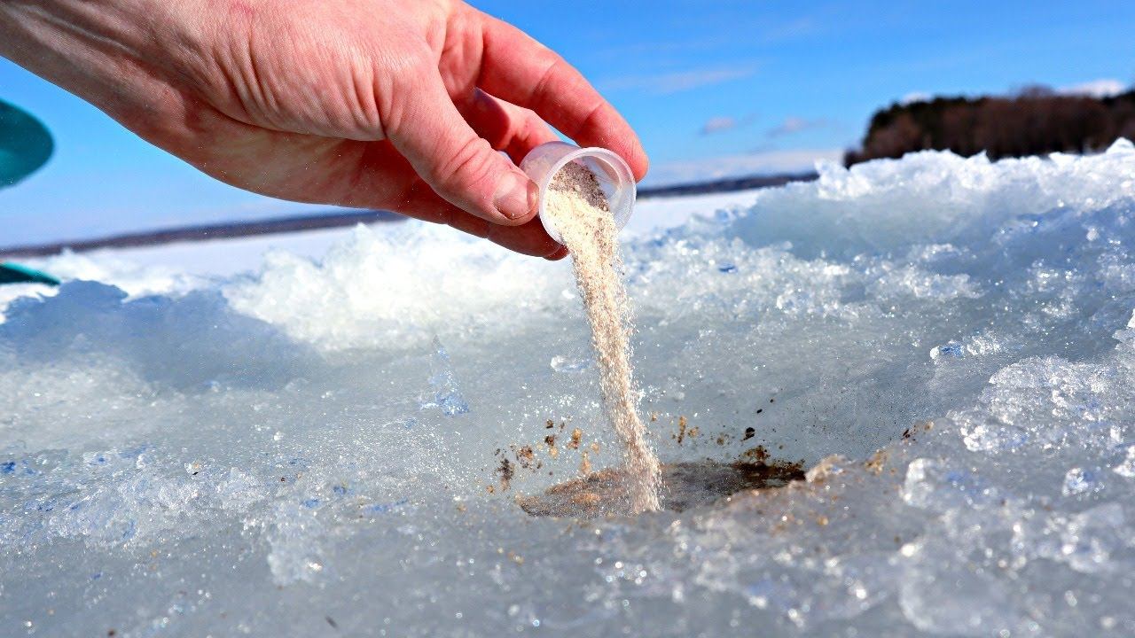 Рыбалка со льда. Одна добавка собрала всю плотвы с водоема под лункой. Такого я ещё не видел. смотреть онлайн