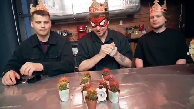 Едим Без Рук VS Одной Рукой VS Двумя Руками