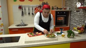 Утреннее меню. Готовим " Салат с копченной куриной грудкой"