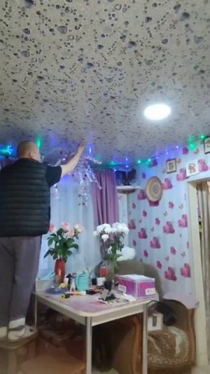 Доча пришла помогать украшать дом   #украшениедома #украшениекновомугоду