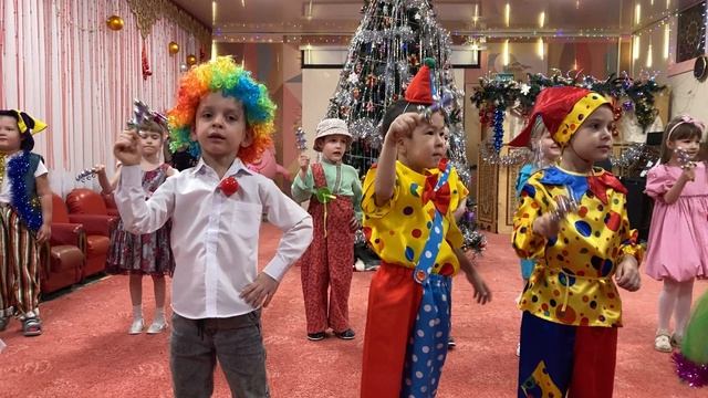 Танец "Бубенцы". Группа №7 "Светлячки" смотреть онлайн