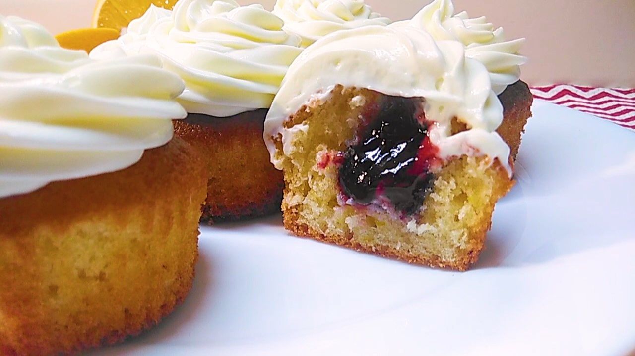 КЕКСЫ с начинкой и Кремом ,на апельсиновом соке. К Празднику.