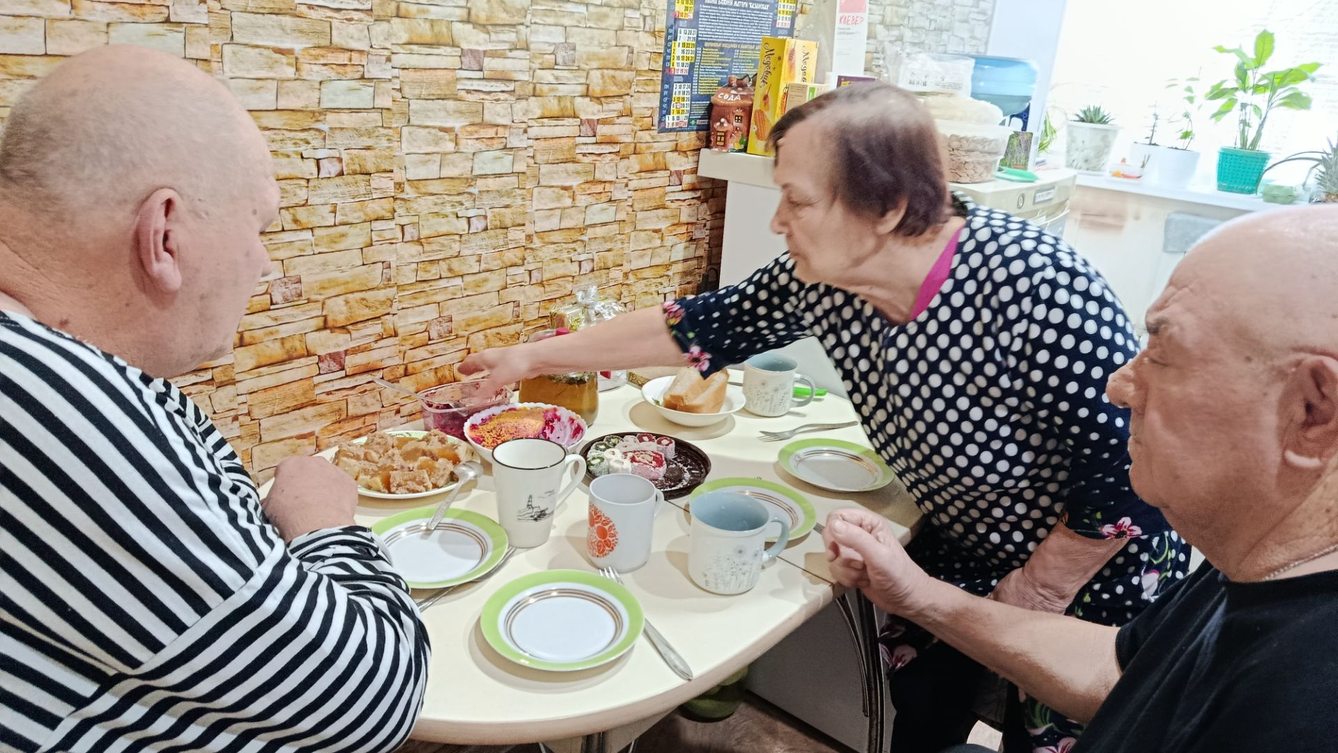 СХОДИЛИ В ГОСТИ, ПРОБУЕМ АНАНАС, ЗИМНИЙ ДЕНЁК смотреть онлайн