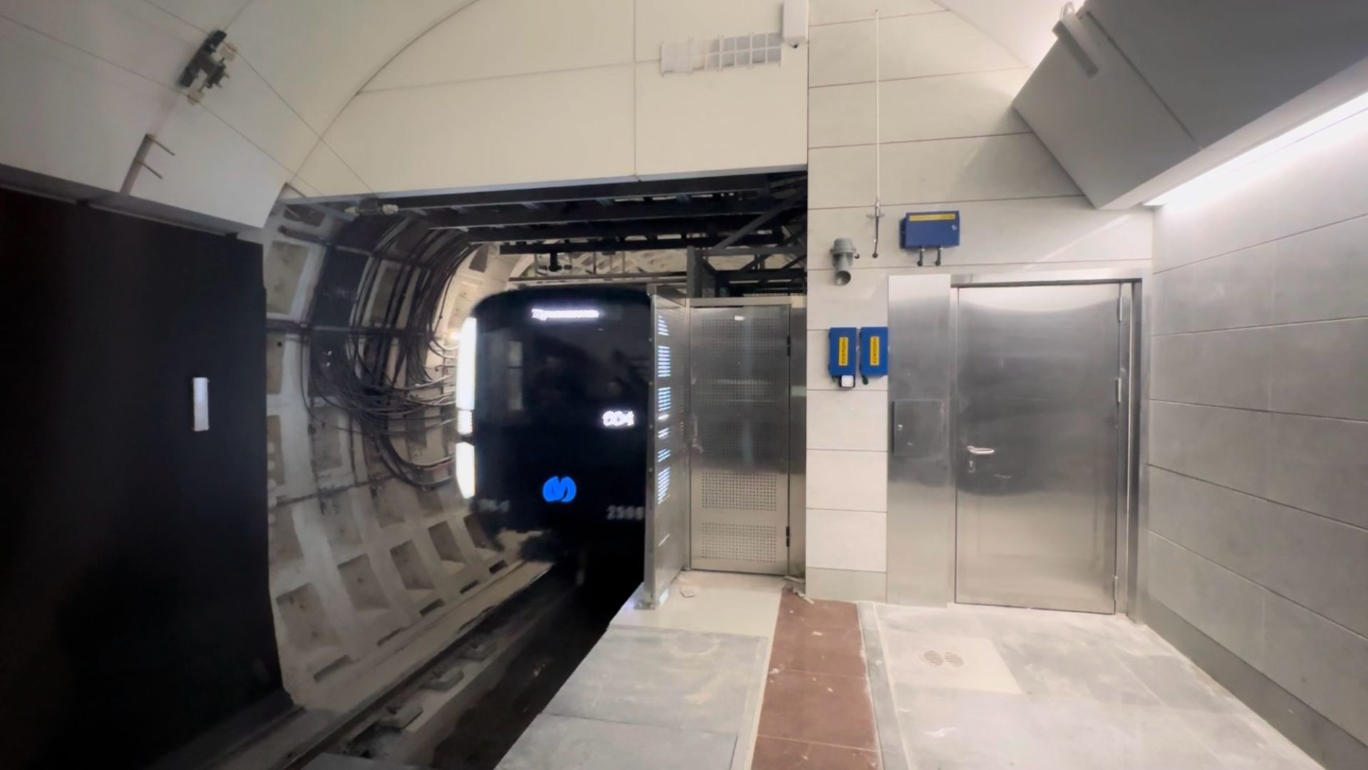 Новинка! Метропоезд «Балтиец» (81-725/726/727) на ст.м.Юго-Западная, 2025 год смотреть онлайн