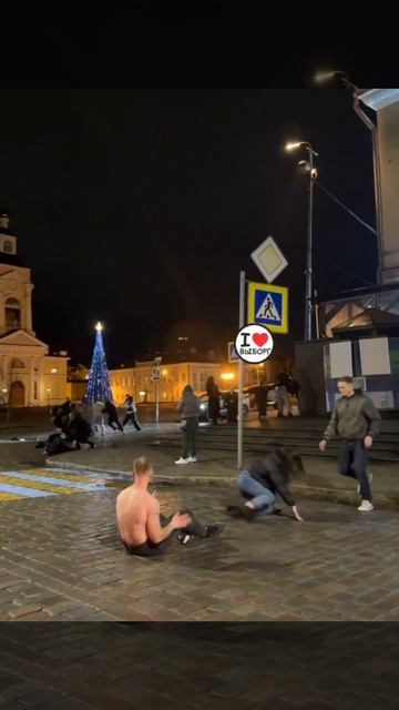 В Ленобласти произошла эпичная массовая драка парней и девушек. смотреть онлайн