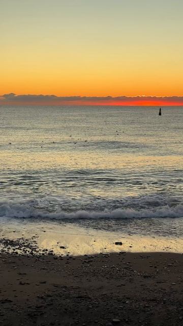 Утренняя Ялта. В Крыму сегодня ожидается снегопад. Восход солнца на море. 26 декабря 2025г. смотреть онлайн
