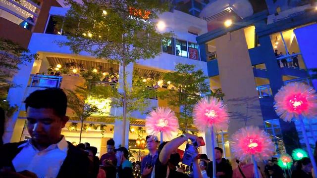 Вот такое Рождество на Филиппинах! Иствуд-Сити сияет огнями 🎄✨ смотреть онлайн