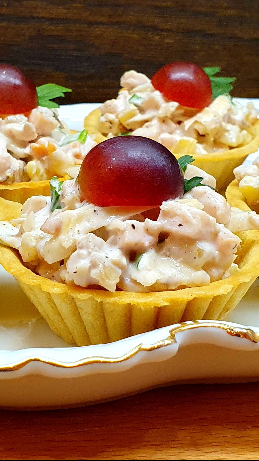 Салат с копченой курицей и ананасом