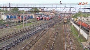 Электровоз ВЛ-11 с составом и тепловоз ТЭП-70 проезжают под мостом