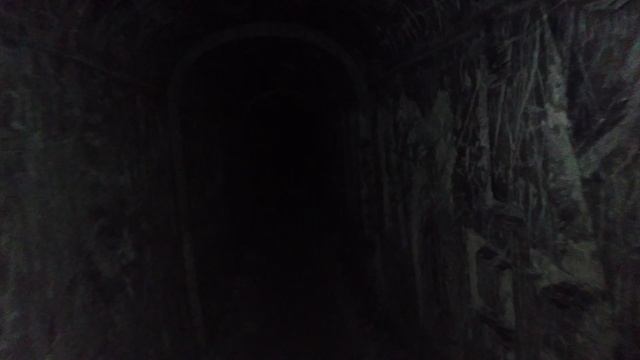 В пещерном храме в меловой горе, пытаюсь забраться в отдалённые патерны, всё завалено