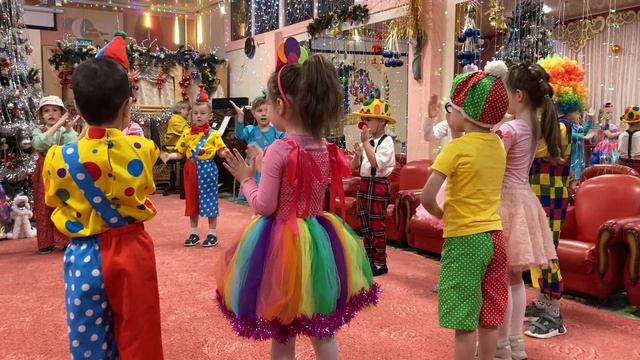 Песня "Что за праздник Новый год?" Группа №7 "Светлячки" смотреть онлайн