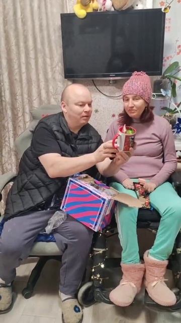 Подарочек от семьи Зыковых Танечка Леночки и Алексея 🙏🥰❤️ Спасибо ребята 🙏 #посылкаотподписчика смотреть онлайн