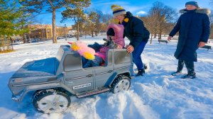 Катаемся на детской машине на снежном бездорожье.