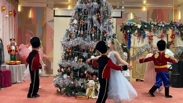 Хоровод "Наша елочка" (Е.Лучников) Группа №6 "Искорки" смотреть онлайн