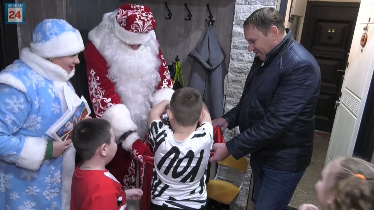 "Ёлка желаний" в столице Хакасии исполняет детские мечты смотреть онлайн