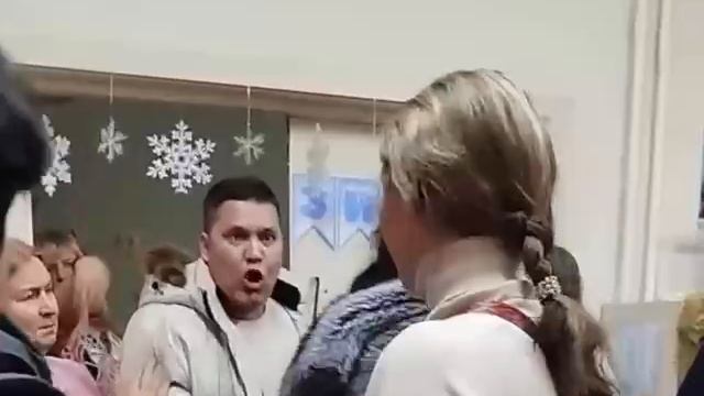 Новогодний утренник в Челябинске закончился скандалом из-за потерянного подарка смотреть онлайн