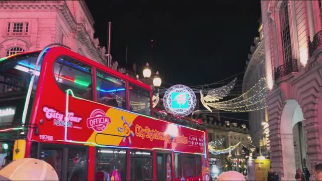 Рождественская Москва 2025 красивые огни и праздничная прогулка 🎄 смотреть онлайн