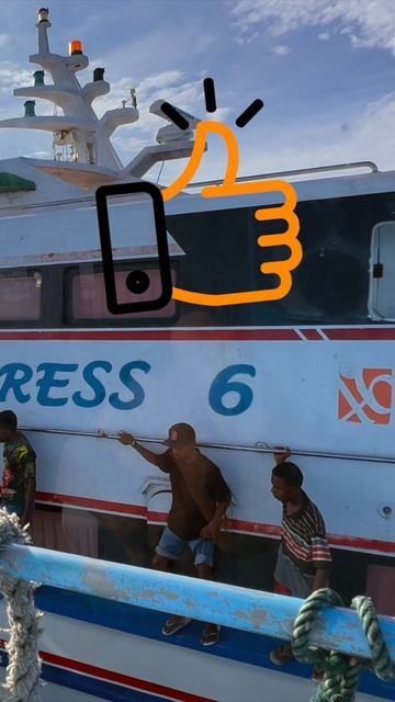 Прибытие парома в Соронг