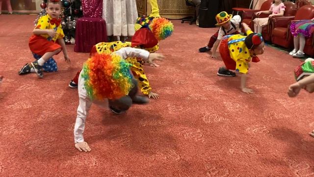 Танец мальчиков - клоунов. Группа №7 "Светлячки" смотреть онлайн