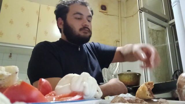 Mukbang |Мукбанг стейк 400 грамм,сыр бурата от Samokat, овощная смотреть онлайн