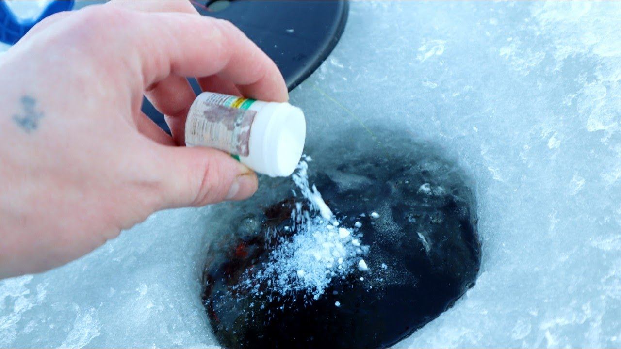 Кидаю это в лунку на зимней рыбалке! Под ногами собирается вся плотва и окунь с водоема, пробуйте! смотреть онлайн