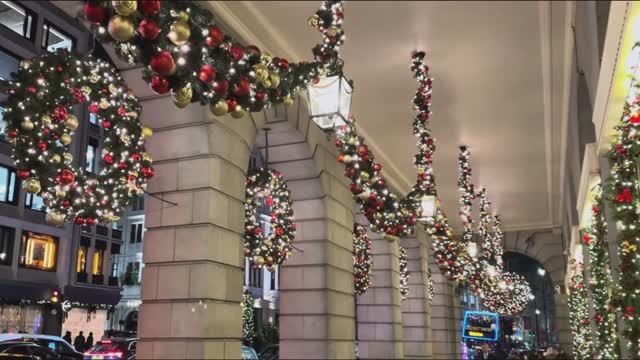 Москва в Рождество 2025 город сверкающих огней и зимнего настроения ❄️ смотреть онлайн