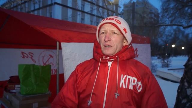 Греемся в яркой палатке!   У Кировской администрации акция протеста  Несмотря на мороз