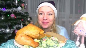 Мукбанг капуста тушеная, куриный окорок копченый, салат овощной. Еда.