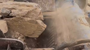 Процесс дробления огромных камней. Очень приятный процесс дробления камня с помощью щековой дробилки