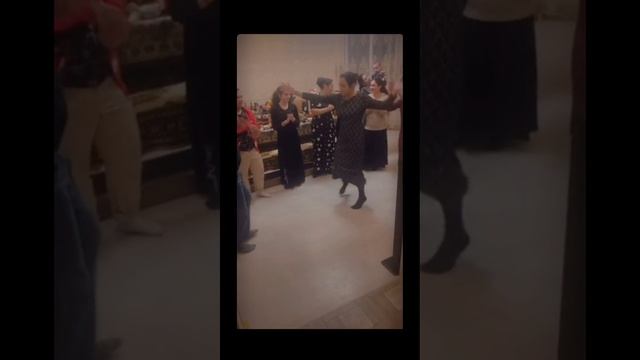 люди танцуют.mp4 смотреть онлайн