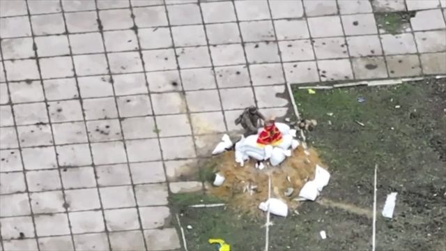 Русский солдат укрыл памятник Нестора Махно в Гуляйполе.