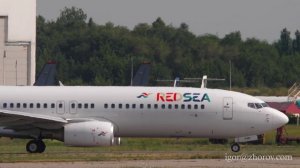 Боинг 737 авиакомпании Red Sea Airlines взлетает из аэропорта Алматы.