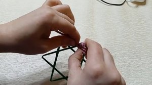 Ёлочная игрушка из газетных трубочек.