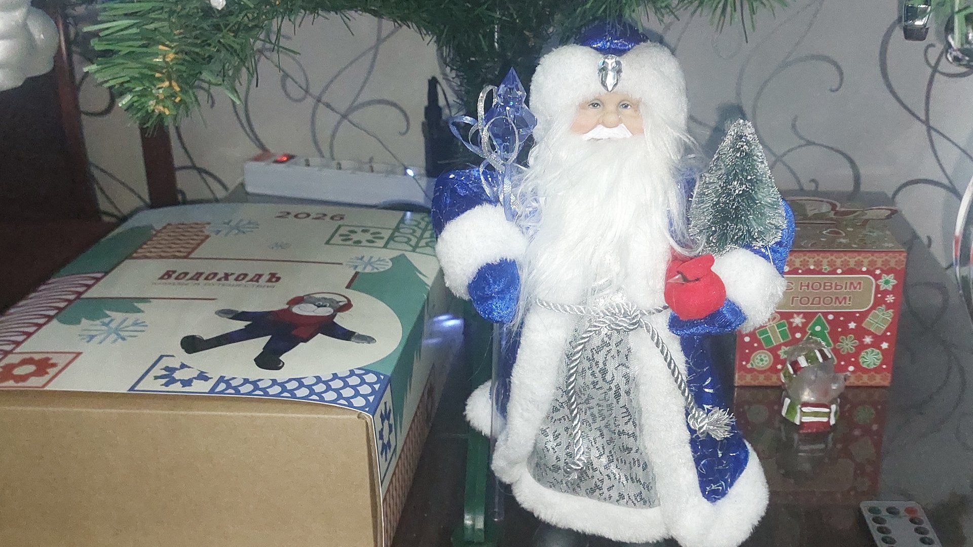 Наряжаем новогоднюю ёлку