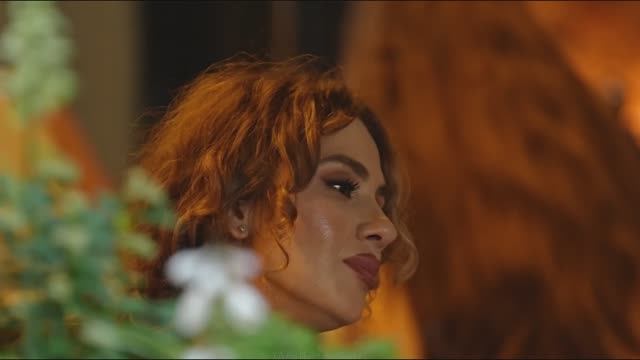 Стильный центр Москвы яркие девушки и молодые парни на улицах 👀 смотреть онлайн