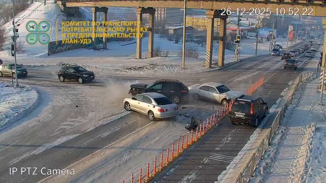 Под путепроводом на Мокрова столкнулись две легковушки