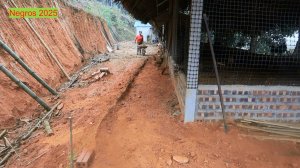 София 49. София делает отмостку вокгуг нового хозблока.