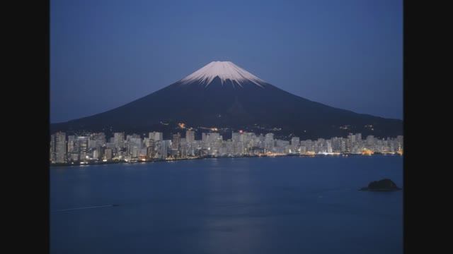 Big in Japan (cover) смотреть онлайн