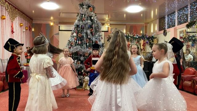 Хоровод "Елка-модница" (О.Титаренко) Группа №6 "Искорки" смотреть онлайн